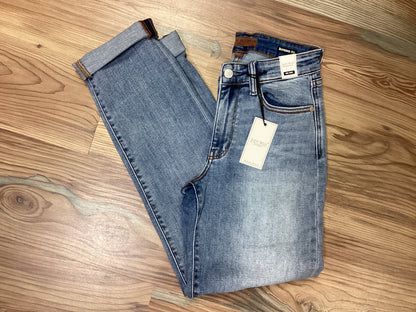 Judy Blue Boyfriend Mid Rise Medium Wash