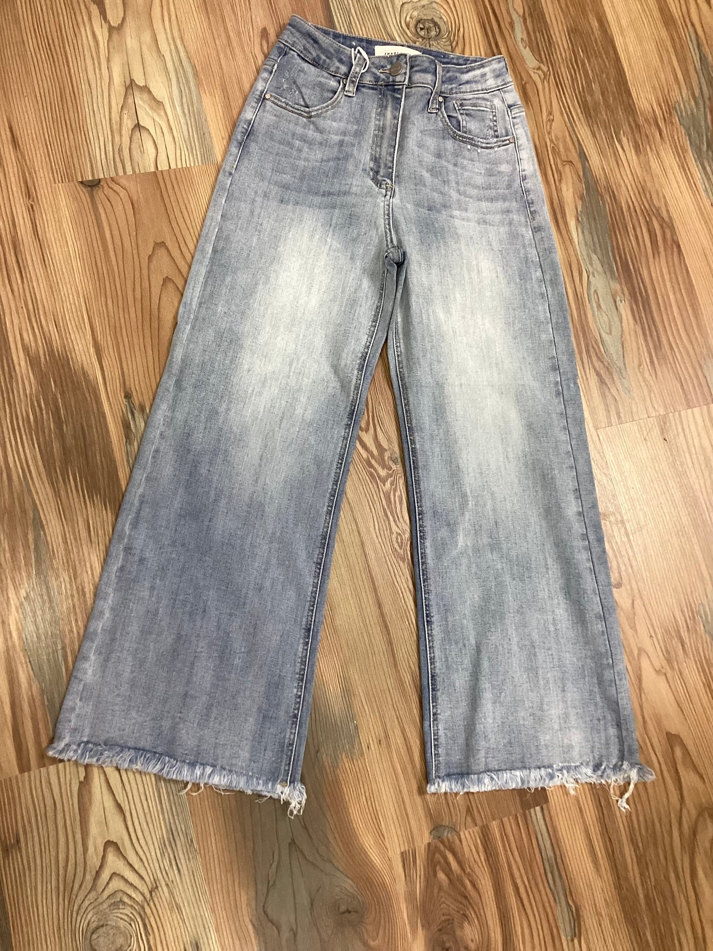 Risen Crop Fray Hem Jeans Light Wash